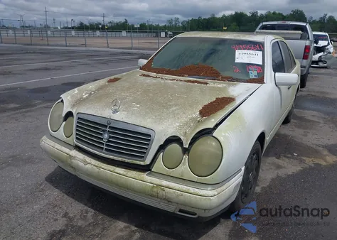 1998 Mercedes-Benz E 320 z USA, uszkodzony, nr VIN WDBJF65F0WA659233